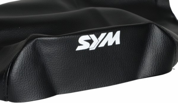 Zadel overtrek buddyseat Sym Orbit 2 zwart met SYM logo