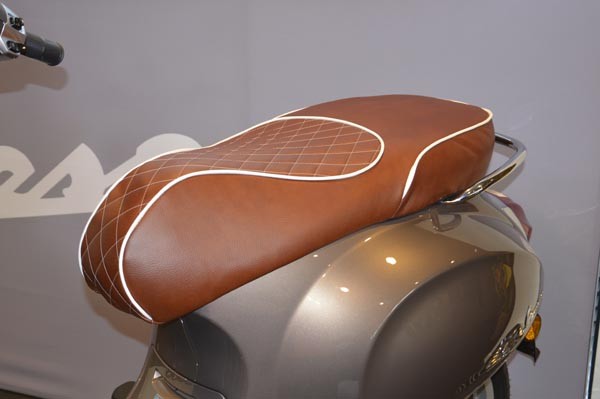 Cover buddyseat chesterfield brown with White bies Primavera Sprint
