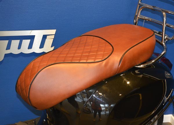 Cover buddyseat chesterfield brown with zwarte bies Primavera Sprint