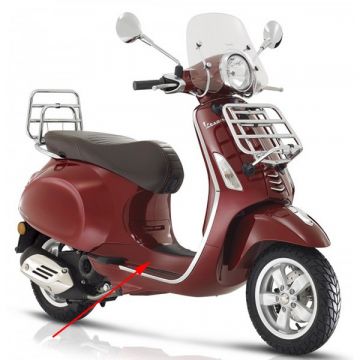 Treeplank Vespa Primavera touring rood metallic 880/ a Piaggio origineel67361200YR5