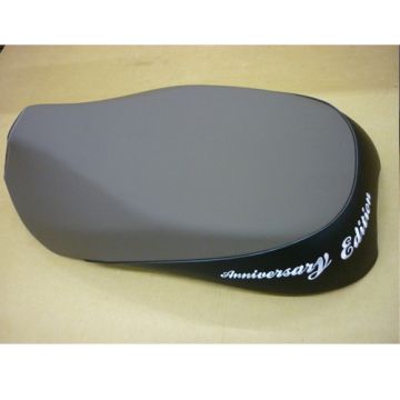 Buddyseat Sym Mio koffie bruin / zwart anniversary edition (77200-A7A-200-T15)